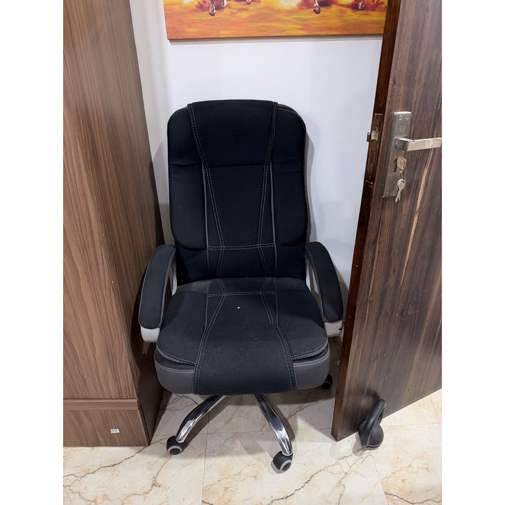 Black Padded Office Chair with Armrests - used study & office in Gurugram - photo 1