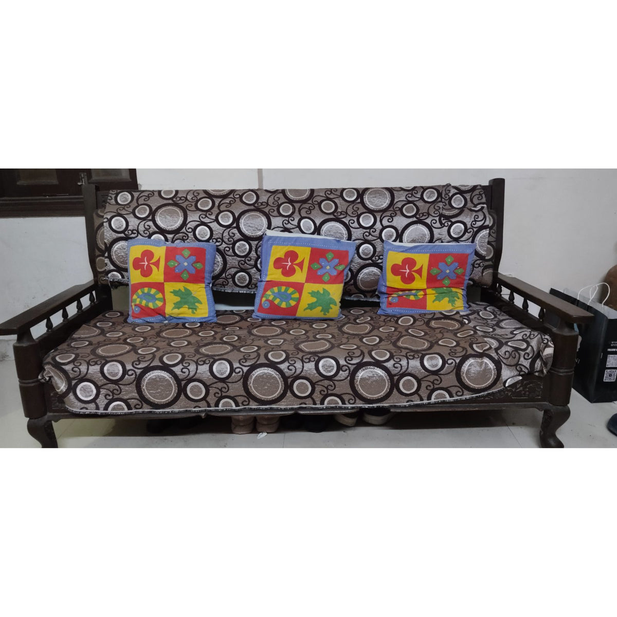 Vintage Wooden 3-Seater Sofa with Cushions - used living-room in Delhi - photo 7