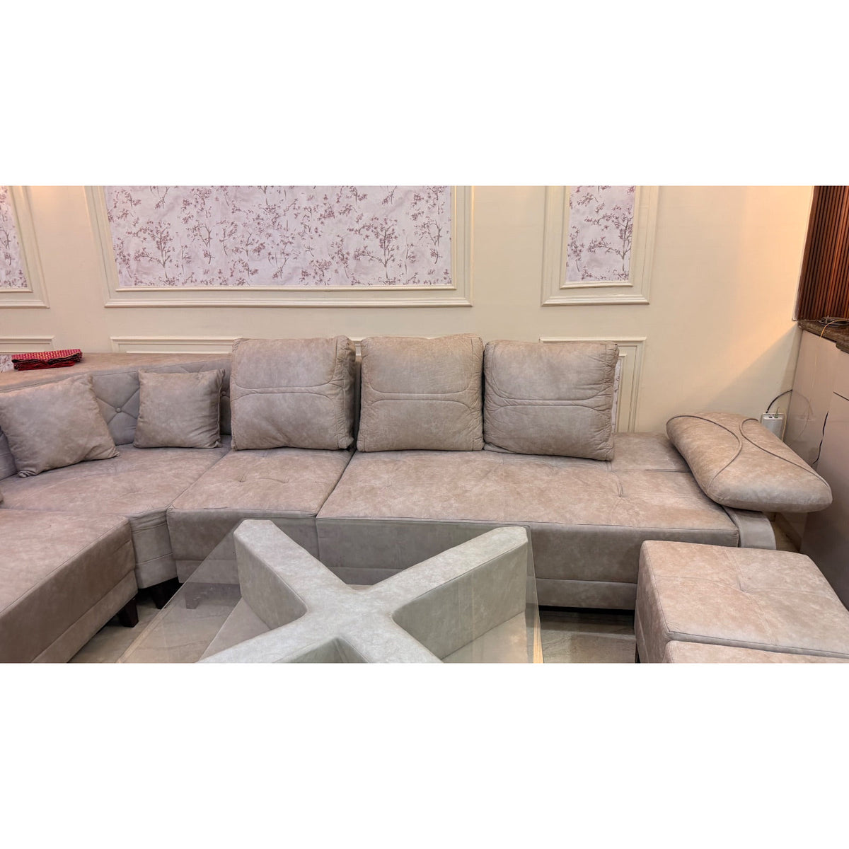 Corner Sofa, Table & 2 Ottomans - used living-room in Delhi - photo 6