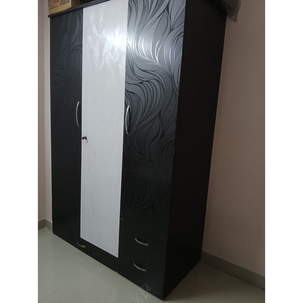 Home Set: Sofa, Wardrobe and Queen Bed - used furniture set in Noida - photo 5