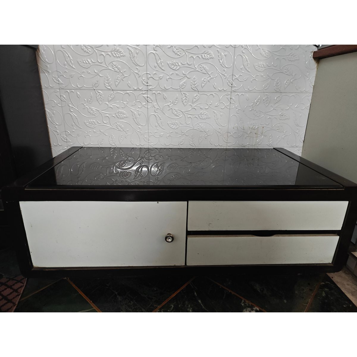 Centre Table with Glass Top (4×4 ft)