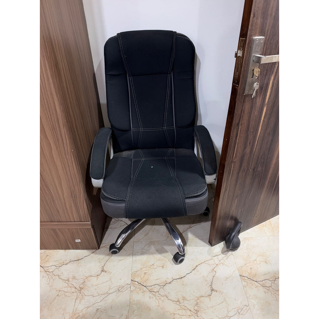 Black Padded Office Chair with Armrests - used study & office in Gurugram - photo 2