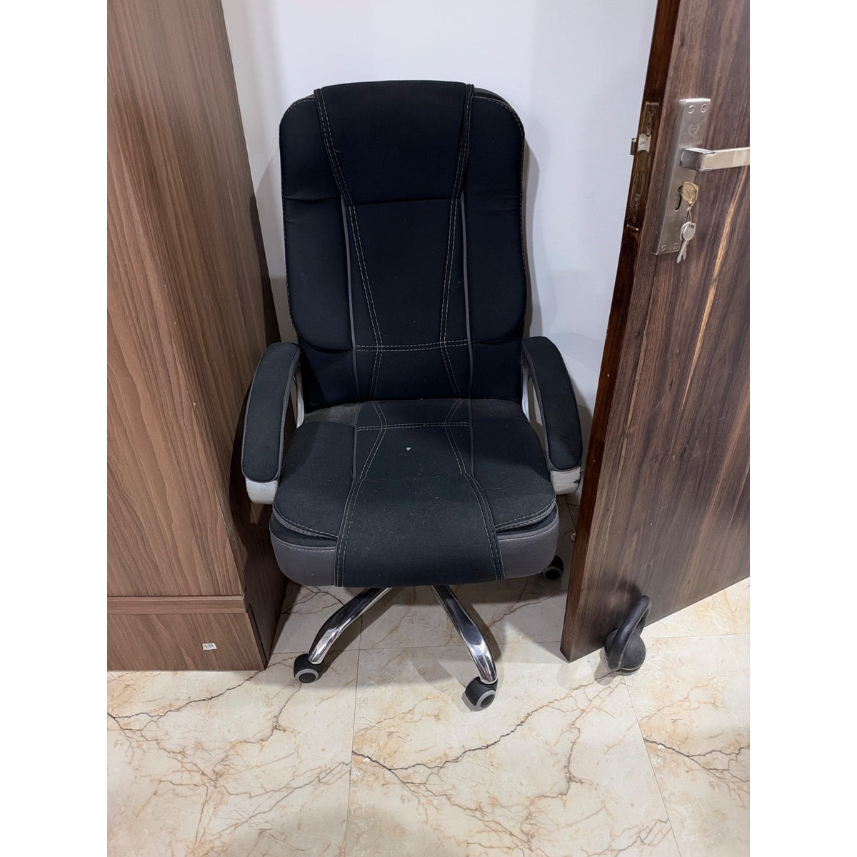 Black Padded Office Chair with Armrests - used study & office in Gurugram - photo 2