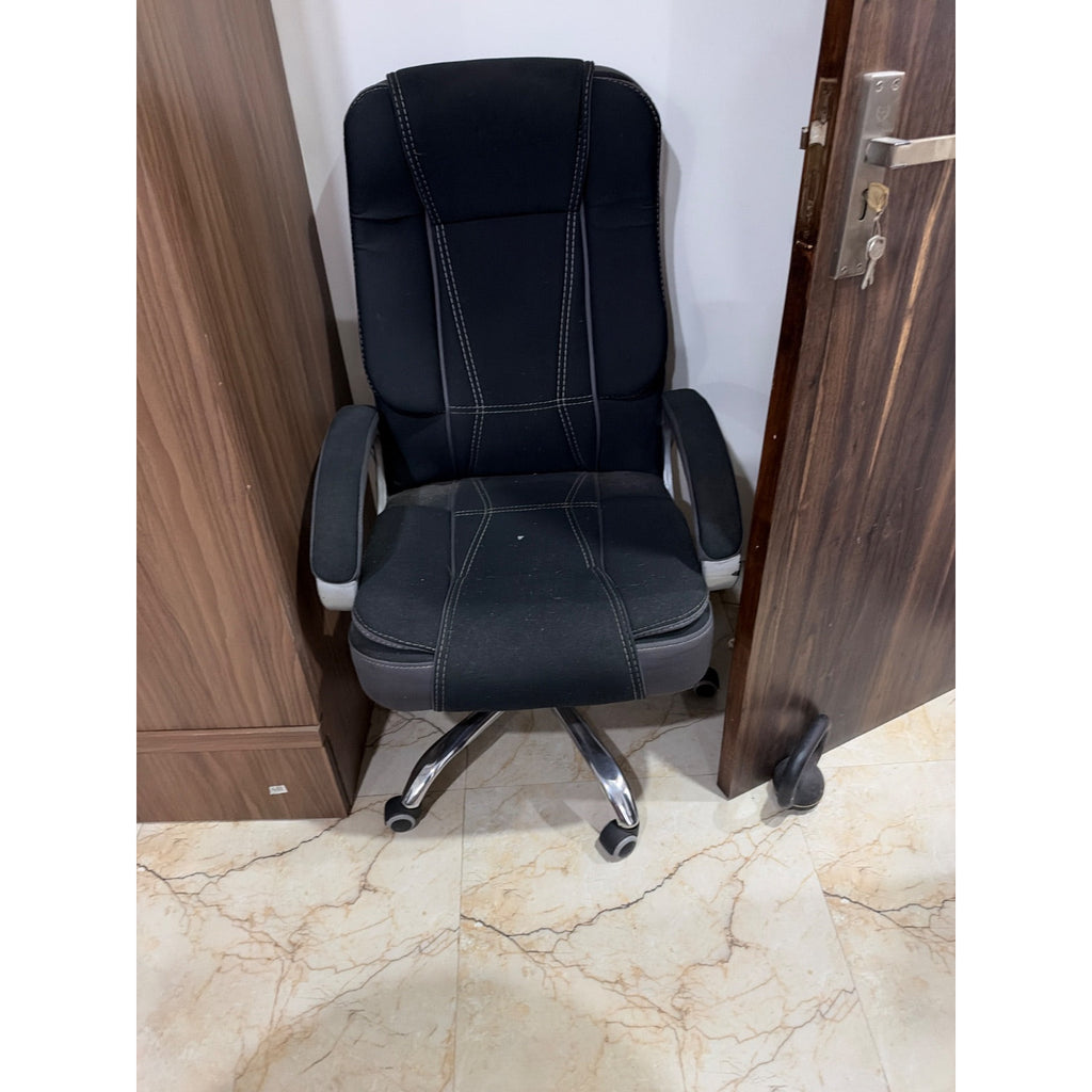 Black Padded Office Chair with Armrests - used study & office in Gurugram - photo 3